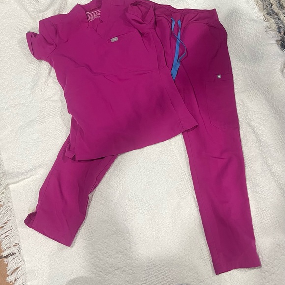 Figs set of scrubs top is xs pants are small - Picture 2 of 6
